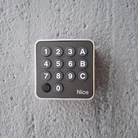 Snellmaninkatu 22 B, Yksityinen Pistokkeellinen Autopaikka Sisaepihalla شقة *